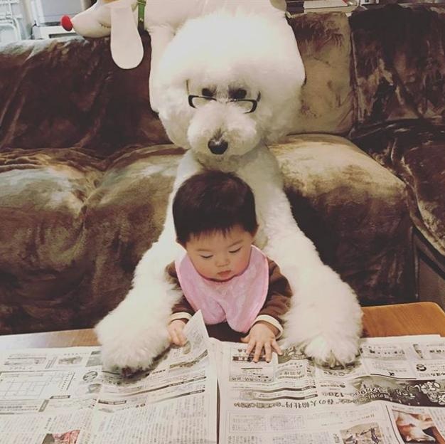 Tình bạn của bé 14 tháng tuổi và người bạn 4 chân khiến ai nhìn cũng thích mê - 6 Hai bé cùng nhau đọc báo nào!