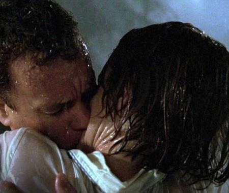 Những màn khóa môi dưới mưa đã đi vào lịch sử điện ảnh - 6 Hồi năm 2000, Tom Hanks đã khiến biết bao fans nữ mê mẩn với màn khóa môi nữ diễn viên Helen Hunt vô cùng nồng nàn, say đắm trong bộ phim “Cast away”