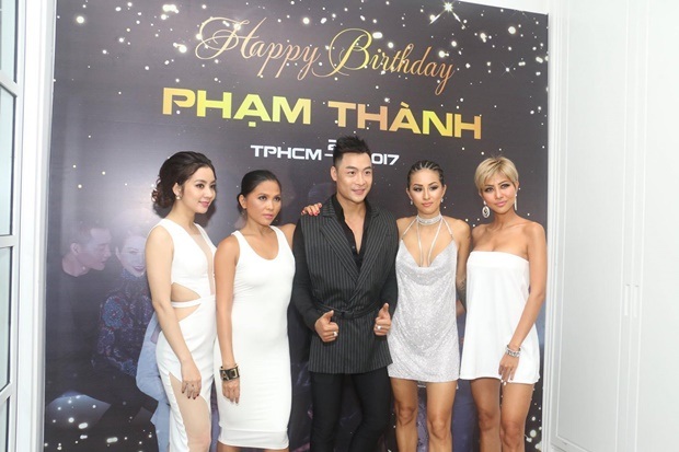 Buổi tiệc sinh nhật trở nên ý nghĩa hơn với dàn khách mời đặc biệt. Hoa hậu Lý Nhã Lan bay từ Mỹ về để chúc mừng sinh nhật của Phạm Thành. Và Hoa hậu Lý Nhã Lan đại diện cho sự vắng mặt của Hoa hậu Thảo Lâm. Bên cạnh đó, bữa tiệc còn có sự góp mặt của MC Anh Quân, Phi Thanh Vân, NTK Oanh Phan, doanh nhân Phạm Hường, NTK Sơn Collection, Hoa hậu Lee Lee Nguyễn, Á hậu Vy Nguyễn, ca sĩ Phan Ngọc Luân, Đạo diễn Tạ Nguyên Phúc...