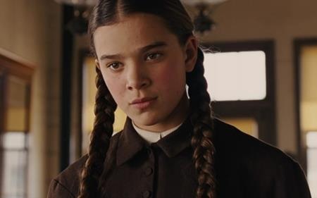 Hailee Steinfeld cũng đã nhận được một đề cử Oscar khi vẫn còn ở độ tuổi niên thiếu với vai diễn Mattie Ross trong phim “True grit” (2010). Màn trình diễn đầy xuất sắc của Hailee thậm chí đã khiến nhiều khán giả hoàn toàn quên mất sự thật rằng Hailee khi ấy chỉ mới là một cô bé 14 tuổi.