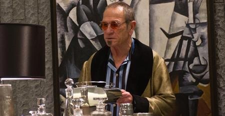 Sau khi giành được một tượng vàng Oscar với bộ phim “The fugitive”, Tommy Lee Jones đã không ngần ngại phá hỏng danh tiếng của mình khi liên tiếp tham gia các bộ phim có nội dung nghèo nàn như “Blown away” hay “Batman forever”.