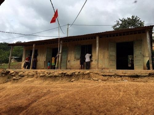 Khánh thành công trình 10 phòng học cho trẻ em nghèo Quảng Trị - 6 Trước đây, các em học sinh tại điểm trường Ro Ró phải học tập trong những phòng học xiêu vẹo, tạm bợ, không đủ bàn ghế và ánh sáng.