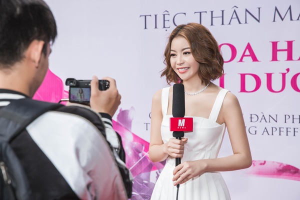 
“Thật sự đến giờ phút nay, Dương cảm thấy rất hạnh phúc vì được truyền thông Thái Lan săn đón và đưa tin” Hoa Hậu Hải Dương chia sẻ cảm xúc.
