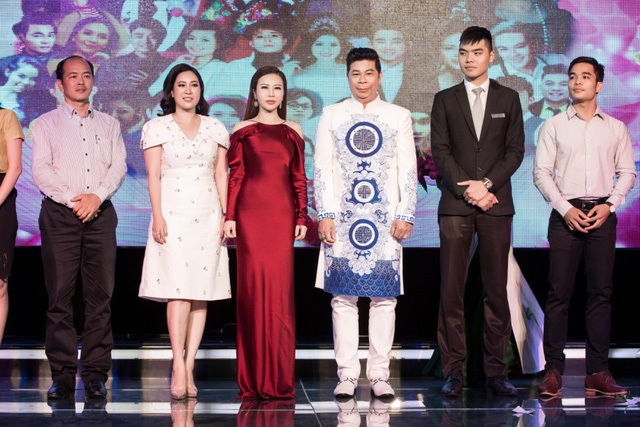 Hoa khôi Lan Phương hát trong đêm “Vu Lan nhớ mẹ” - 8 Hoa khôi Doanh nhân Lan Phương và các mạnh thường quân trong chương trình.