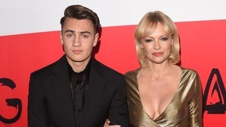 Loạt “cậu ấm, cô chiêu” nhà sao đẹp long lanh vượt cả phụ huynh - 5 Brandon Thomas Lee cũng là “sản phẩm” kết hợp hoàn hảo của Tommy Lee và Pamela Anderson. Với ngoại hình đẹp như tạc, Brandon đã nhanh chóng lọt vào tầm mắt của các nhãn hàng và từng tham gia một chiến dịch quảng cáo của Dolce & Gabbana.