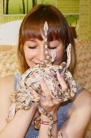 Cho rắn độc cắn rồi livestream cảnh chết dần để xin lỗi vợ - 6 Pyatyzhkina không hề bình luận gì về đoạn livestream của Valeey