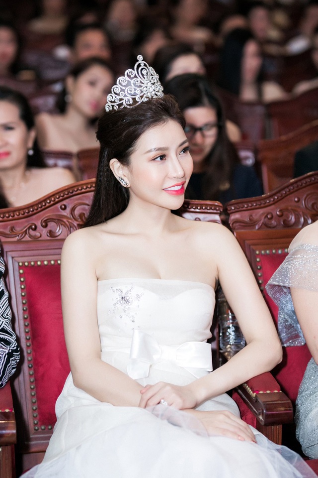 Hoa hậu Lam Cúc trao giải Nữ doanh nhân Sắc- Tâm- Tài - 7
Hoa hậu Lam Cúc không chỉ được biết đến sở hữu nhan sắc ngọt ngào, cô còn là giám đốc của một trong những Viện thẩm mỹ uy tín- thương hiệu Adora. Thương hiệu của Hoa hậu Lam Cúc đã đồng hành cùng phụ nữ Việt trong suốt 10 năm, đã mang đến sự thay đổi và thành công cho nhiều tín đồ làm đẹp.