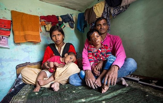 Không cưới được mẹ, trả thù man rợ bằng cách đổ axit lên mặt con - 5 Aditya chụp ảnh cùng cha mẹ và em trai Aman