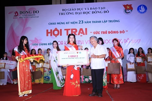 Ấn tượng đêm chung kết “Hoa khôi Sinh viên Đại học Đông Đô 2017” - 6
Nhà báo Ngọc Tình trao giải Á khôi 2.