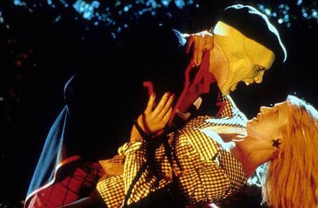 “Bật mí” khó tin về những bộ phim nổi tiếng - 6 Cameron Diaz đã có một màn ra mắt thành công với vai diễn Tina Carlyle trong “The mask”. Tuy nhiên, ít ai biết rằng nữ diễn viên này đã phải thử vai tới 12 lần mà chỉ được chọn trước thời điểm phim bấm máy vỏn vẹn 7 ngày.