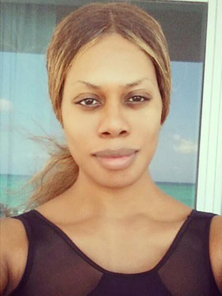 Khi các sao lớn hạ quyết tâm nói không với trang điểm - 6 Laverne Cox cũng có một cách nhìn nhận rất tiến bộ về việc trang điểm. Một mặt, Laverne cảm thấy thích thú với việc có thể “biến hình” nhờ trang điểm, mặt khác, nữ diễn viên lại luôn giữ cho da dẻ của mình được tự nhiên mỗi khi không động tới son phấn. Với Laverne Cox, trang điểm là có thêm lựa chọn, thêm phương án chứ không phải là một nghĩa vụ, một tiêu chuẩn bắt buộc.