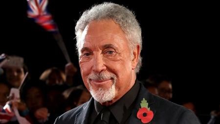 Không chỉ riêng các sao nữ mà ngay cả nam danh ca Sir Tom Jones cũng tìm tới dao kéo. Thậm chí, Sir Tom Jones còn thú nhận bản thân “nghiện” thẩm mĩ tới mức bác sĩ phải can ngăn và ước tính, giọng ca gạo cội này đã chi ra gần 46.000 đô la Mỹ để làm mũi, làm mặt và tiêm botox.