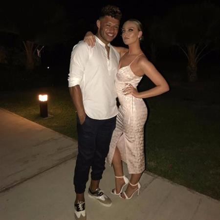 Những ngôi sao thể thao bị vợ đẹp “át vía” - 6 Dù Alex Oxlade-Chamberlain đã được Liverpool mua về với mức giá 35 triệu bảng Anh nhưng không vì thế mà chàng cầu thủ này được chú ý nhiều hơn cô bạn gái Perrie Edwards, thành viên nhóm nhạc nổi tiếng Little Mix. Nhóm nhạc của bạn gái Oxlade-Chamberlain hiện cũng là nhóm nhạc nữ có doanh số bán đĩa cao nhất tại nước Anh, chỉ sau kỉ lục cũ của huyền thoại Spice Girls.