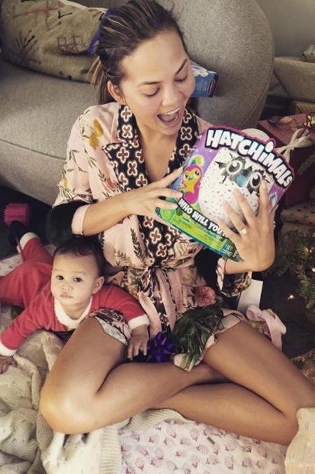 Sao và những mùa Noel ấm áp bên gia đình - 6 Chrissy Teigen từng khiến các fans hâm mộ phải bật cười thích thú khi khoe ảnh chuẩn bị Giáng sinh cùng cô con gái Luna.