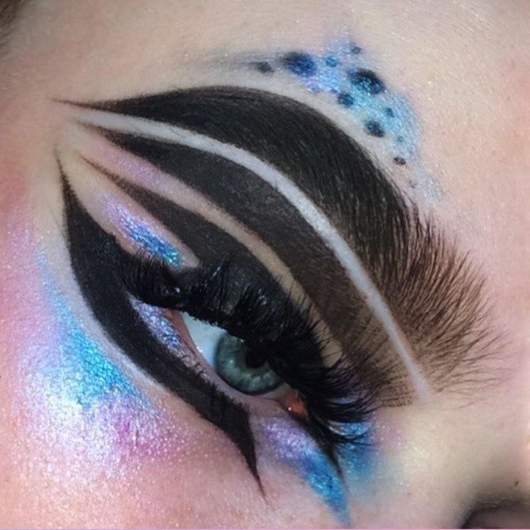 Những trào lưu lông mày khó đỡ năm 2017 - 6 Có thể đánh phấn nhũ đi kèm