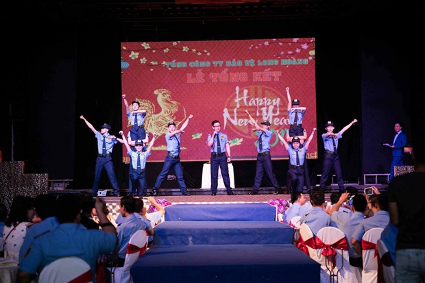 Tất niên Tập đoàn bảo vệ Long Hoàng quy tụ dàn sao lớn - 6 Ca sĩ Trọng Khương thể hiện bài hát Truyền thống của Tập đoàn Bảo Vệ Long Hoàng
