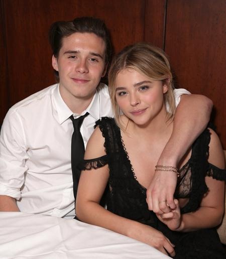 "Sao" và những cuộc tình thăng hoa trong năm qua - 7 Chloë Grace Moretz và Brooklyn Beckham đã tái hợp với nhau vào tháng 5/2016. Tuy nhiên, chuyện tình yêu của cặp đôi trẻ lại không thể thoát khỏi quy luật “xa mặt cách lòng” và cả hai nhanh chóng “đường ai nấy đi” vào tháng 9/2016.