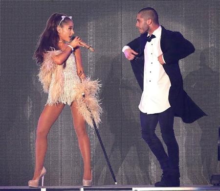 Khi các sao nữ “mê mệt” vũ công nam - 7 Sau khi xuất hiện bên cạnh Ariana Grande trong chuyến lưu diễn “Honeymoon” của nữ ca sĩ hồi năm 2015, Ricky Alvarez và Ariana Grande đã nhanh chóng hẹn hò với nhau. Cả hai đã có một khoảng thời gian yêu đương khá hạnh phúc cho tới khi “đường ai nấy đi” vào năm ngoái.