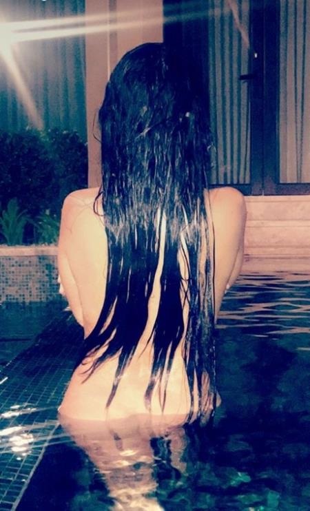 Ra Tết, cùng “quẩy” tưng bừng với các sao thế giới - 7 Kourtney Kardashian gây sốt với bức hình quá đỗi gợi cảm và ướt át