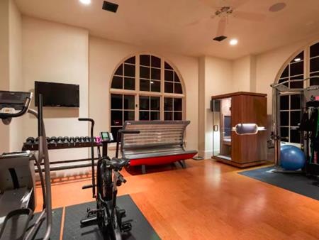 Lady Gaga ở “chùa” trong siêu dinh thự có giá 227 triệu đồng/đêm - 7 Phòng tập gym được trang bị hiện đại và chuyên nghiệp