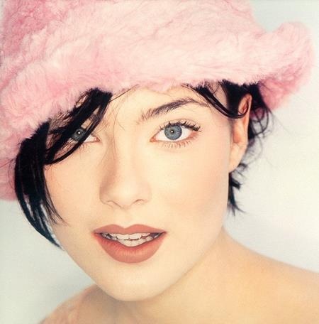 Cùng nhìn lại dàn chân dài đình đám của thập niên 90 - 7 Shalom Harlow không chỉ là một người mẫu mà còn là ca sĩ, diễn viên điện ảnh nổi tiếng hàng đầu trong thập niên 90 với việc liên tục “phủ sóng” tại các sự kiện giải trí lớn nhỏ
