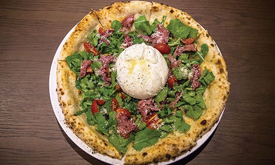 Điểm danh những nhà hàng Pizza nướng củi hiếm hoi ở Hà Nội - 7 Vỏ bánh có những đốm xém, lưu lại hương thơm của củi nướng