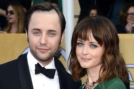 Những ngôi sao kiên quyết không chịu “công khai” con cái - 7 Sau khi tổ chức hôn lễ vào năm 2014, Alexis Bledel và Vincent Kartheiser đã nhanh chóng được lên chức bố mẹ. Tuy nhiên, đến tận bây giờ cặp sao vẫn chưa hề có ý định công khai chia sẻ chuyện con cái với các fan.