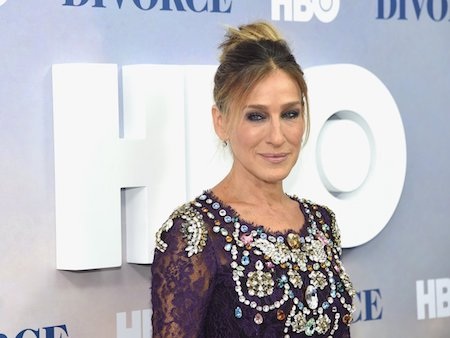 Những ngôi sao đi lên từ con số 0 tròn trĩnh - 7 Sarah Jessica Parker từng phải trải qua một tuổi thơ vô cùng khốn khó và nghèo khổ. Cả gia đình nữ diễn viên thường phải chịu cảnh cắt điện do không có tiền và cũng chẳng bao giờ được tận hưởng các ngày lễ Giáng sinh hay mừng sinh nhật. Chính vì vậy, sau khi đã nổi tiếng, Sarah Jessica Parker vẫn cố hết sức dành dụm để con cái mình không phải lo lắng về chuyện tiền bạc.