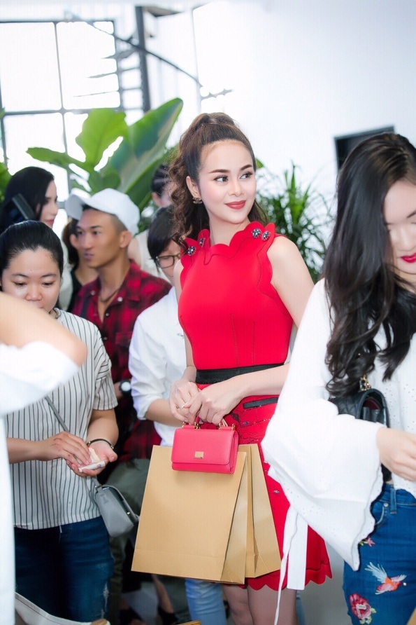 Hoa hậu Sella Trương ủng hộ dự án từ thiện vì trẻ em vùng cao - 5 Hoa hậu 9x luôn tích cực với các hoạt động thiện nguyện