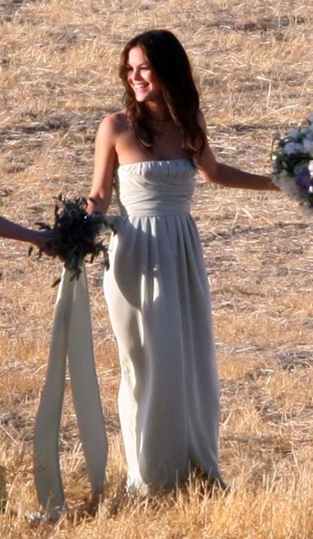 Những cô phù dâu nổi tiếng của Hollywood - 7 Rachel Bilson đã đặc biệt tới làm phù dâu ủng hộ cho hôn lễ của Josh Schwartz và Jill Stonerock