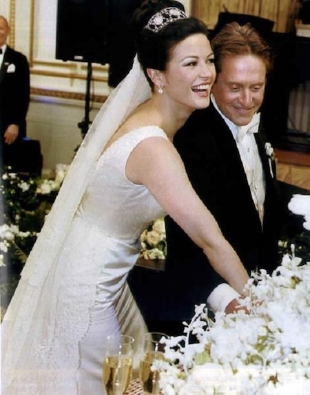 Sao và những lần mặc váy cưới “đắt xắt ra miếng” - 7 Hồi năm 2000, Catherine Zeta Jones đã khiến nhiều người phải “choáng” với chiếc váy cưới có giá 140.000 đô la Mỹ (hơn 3 tỉ đồng) do tự tay Christian Lacroix thiết kế