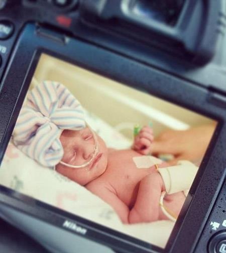 Cảm động bức ảnh “không khoảng cách” của anh lính hải quân và vợ - 7 Bé gái Pyper chào đời vào thứ 5 vừa qua, khi có cả bố mẹ ở bên