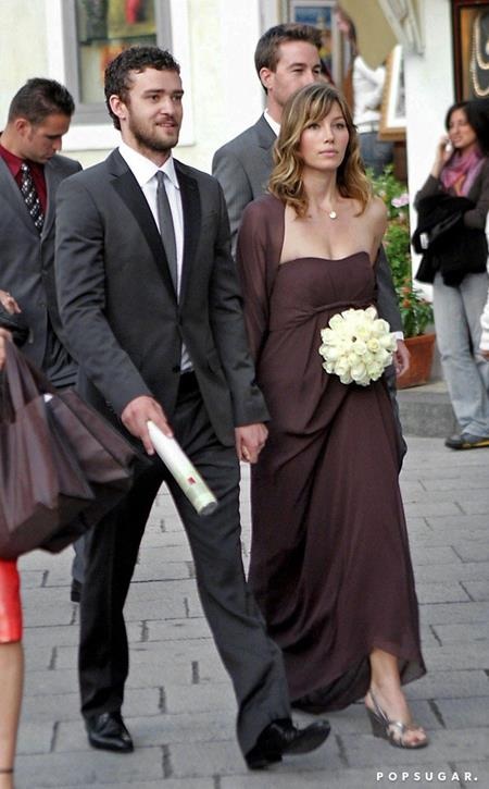 Sao và những lần mặc váy phù dâu tuyệt đẹp - 7 Khi Jessica Biel làm phù dâu cho một người bạn thân, bạn trai lúc bấy giờ và cũng là ông xã hiện tại của người đẹp, Justin Timberlake cũng đặc biệt tới tham gia