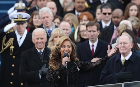 Queen Bey từng phải đối mặt với nhiều lời chỉ trích khi hát nhép tại lễ nhậm chức Tổng thống của Barack Obama hồi năm 2013. Dù khẳng định chỉ muốn đảm bảo chất lượng màn biểu diễu trong thời tiết giá lạnh nhưng chưa hề có tiền lệ ca sĩ hát nhép trong lễ nhậm chức Tổng thống và rất nhiều khán giả đã cảm thấy thất vọng về Beyoncé.