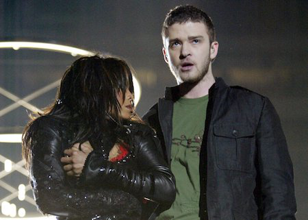 Tại sân khấu Superbowl năm 2004, Janet Jackson đã dính phải một sự cố lộ hàng để đời. Khi Janet Jackson đang song ca cùng Justin Timberlake thì chàng ca sĩ, theo kịch bản, đã kéo áo đàn chị nhưng vô tình khiến áo của Janet bị rách một mảng lớn ngay trước ngực và kết quả, cả bầu ngực của Janet đã bị lộ trong khi đây là chương trình phát sóng trực tiếp. Sau đó, ban tổ chức và cả hai ngôi sao đều đã phải lên tiếng xin lỗi khán giả xem đài.