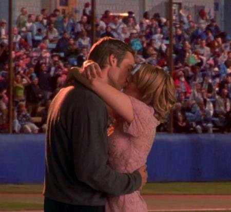 Những nụ hôn tuyệt đẹp của màn ảnh thế giới - 8 “Never been kissed” đã thể hiện hết sức thành công nụ hôn đầu đắm say mà đầy mơ mộng của mỗi cô gái và dĩ nhiên, đây cũng là một trong những nụ hôn huyền ảo nhất, ngọt ngào ngất của điện ảnh