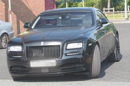 Dàn siêu xe của các ngôi sao Manchester City đua nhau đổ bộ sân tập - 7 Nicolas Otamendi sở hữu một chiếc Rolls Royce Wraith đắt tiền