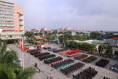 Chiến sĩ cảnh sát tương lai nhảy vòng lửa bắn súng cực điêu luyện - 7 Chiến sĩ cảnh sát tương lai nhảy vòng lửa bắn súng cực điêu luyện - 7