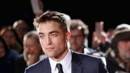 Khi đến thử vai cho bộ phim “Transformers 2”, Robert Pattinson đã nói giọng Mỹ và cho rằng: “Tôi nghĩ tôi sẽ rất thú vị. Tôi nói tôi đến từ một nơi nào đó ở Mỹ, vì tôi luôn nghĩ rằng nếu tôi nói mình là người Anh thì họ sẽ phán xét chất giọng Mỹ của tôi”.