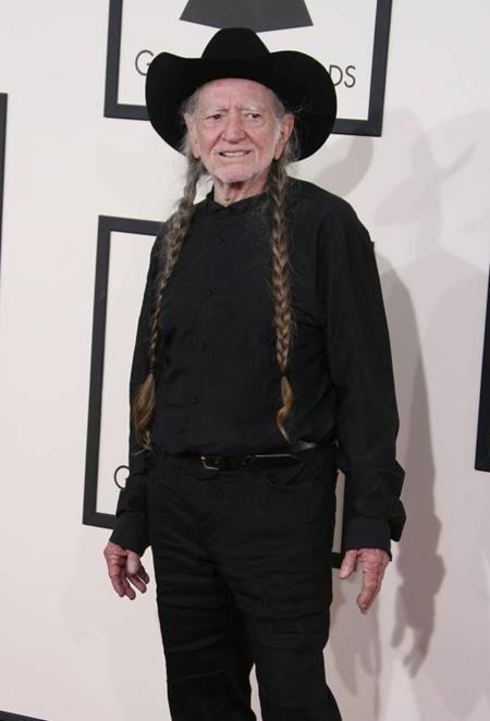 Những ngôi sao tích cực bảo vệ “mẹ” thiên nhiên - 7 Ngay từ năm 2004, Willie Nelson đã tự đầu tư và phân phối dầu diesel sinh học bảo vệ môi trường. Ngôi sao gạo cội này còn rất ủng hộ các nguồn năng lượng sạch và thường xuyên tuyên truyền hạn chế việc phụ thuộc vào dầu mỏ.