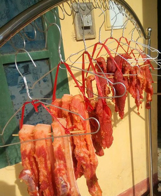 Nắng nóng cao điểm, bà nội trợ “rộ” trào lưu "thịt một nắng trên sân thượng" - 7 Thịt ba chỉ một nắng được biến tấu thêm các loại gia vị để thêm hấp dẫn.
