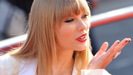 Từng là bạn bè thân thiết với Katy Perry nên Taylor Swift khó có thể tha thứ được chuyện bị Katy “cướp” mất một vũ công. Sau đó, nữ ca sĩ tóc vàng còn đặc biệt dành tặng bản hit “Bad blood” để nói về người bạn thân một thời.