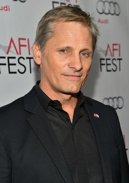 Although he is approaching his 60s, Viggo Mortensen always maintains his handsome and stylish appearance.