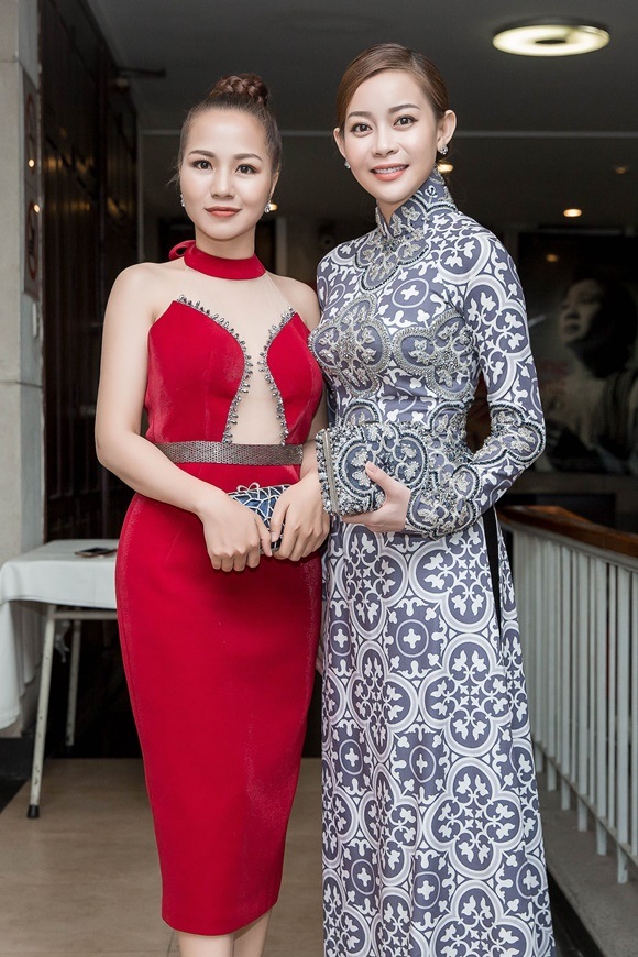 NSƯT Chiều Xuân phát hành phim "Bầu trời đỏ" tại Việt Nam - 7 Trong khi Hoa hậu Hải Dương nền nã với áo dài trong BST Indochine của chuyên gia trang điểm Bảo Bảo thì Doanh nhân Phượng Nguyễn trẻ trung và gợi cảm trong chiếc đầm đỏ với những đường cắt táo tạo.