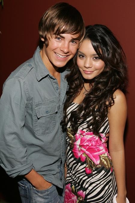 Những mối tình kẹo ngọt từng nảy nở dưới mái nhà Disney - 7 Zac Efron và Vanessa Hudgens từng được coi là cặp đôi biểu tượng của Disney vì mức độ ngọt ngào, ăn ý từ trên màn ảnh cho tới ngoài đời. Dẫu vậy, hồi năm 2010, cặp đôi vẫn “đường ai nấy đi” trong niềm nuối tiếc khôn nguôi của các fan hâm mộ.