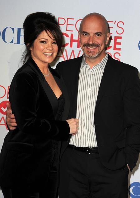Khi các sao Hollywood mãi mới “thoát ế” - 7 Sau lần đầu đổ vỡ hôn nhân với Eddie Van Halen, Valerie Bertinelli đã phải đợi tới tận năm 2011, khi đã 50 tuổi, mới có thể lần nữa bước vào lễ đường cùng Tom Vitale.
