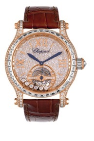 Đại gia Việt sở hữu đồng hồ Chopard xa xỉ tới mức nào? - 7
Đồng hồ Happy Sport Tourbillon bằng vàng hồng nguyên khối 18k, máy Tourbillon lên dây. Mặt đồng hồ được phủ hoàn toàn bằng 338 viên kim cương theo công nghệ Snow-setting tạo hiệu ứng một bề mặt được phủ đầy tuyết trắng và lung linh phàn chiếu ánh mặt trời,được viền bởi 2,86ct viên kim cương trapeze-cut càng tạo nên độ sâu cũng như sự tinh tế, thu hút mọi ánh nhìn, Núm vặn được dát hơn 1.27ct kim cương với các kiểu cắt baguette và briolette đầy mê hoặc. Chiếc đồng hồ được chứng nhận COSC & Geneva Seal đảm bảo cho độ chính xác và xuất xứ của bộ máy LUC 02.16-L độc quyền của Chopard. Bộ dự trữ năng lượng 216 giờ, 33 chân kính, chống nươc 30m và kính chống trầy.