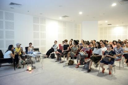 Tại sao VCCA hấp dẫn cho công chúng yêu nghệ thuật đương đại? - 7 Các nghệ sĩ có tác phẩm trưng bày tại VCCA, như nghệ sĩ Trương Tân, cũng thường xuyên có các buổi trò chuyện chia sẻ về các sáng tác cũng như các góc nhìn đa chiều về đời sống nghệ thuật đương đại.