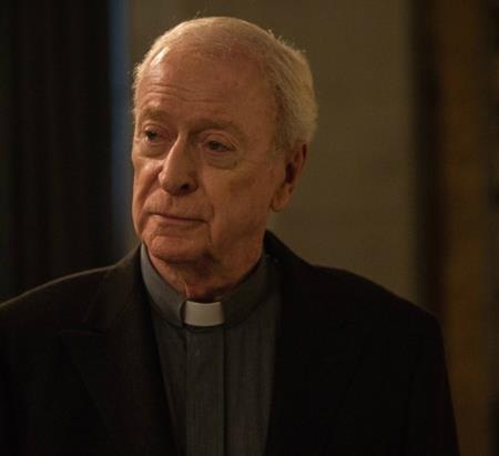 Những “cây đa, cây đề” của Hollywood, ngày ấy và bây giờ - 7 Vì đã quá quen thuộc với hình ảnh này của Michael Caine…