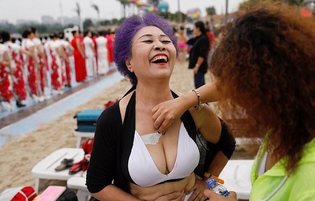 Cụ bà rạng rỡ khi được giúp xăm hình tạm thời